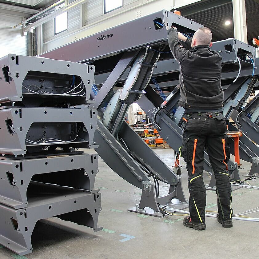 Production of a semi-scissor platform lift Finkbeiner, Freudenstadt