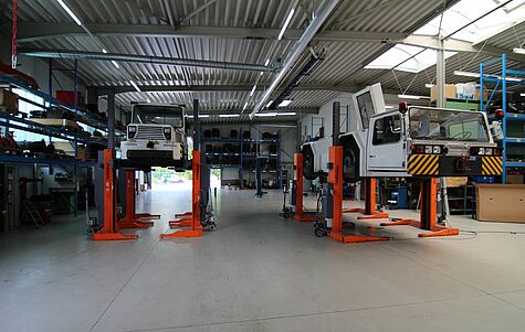 Mobile lift for maintenance and repair of airport ground equipment