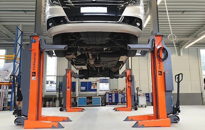 Mobile lifts for mobile homes or caravans